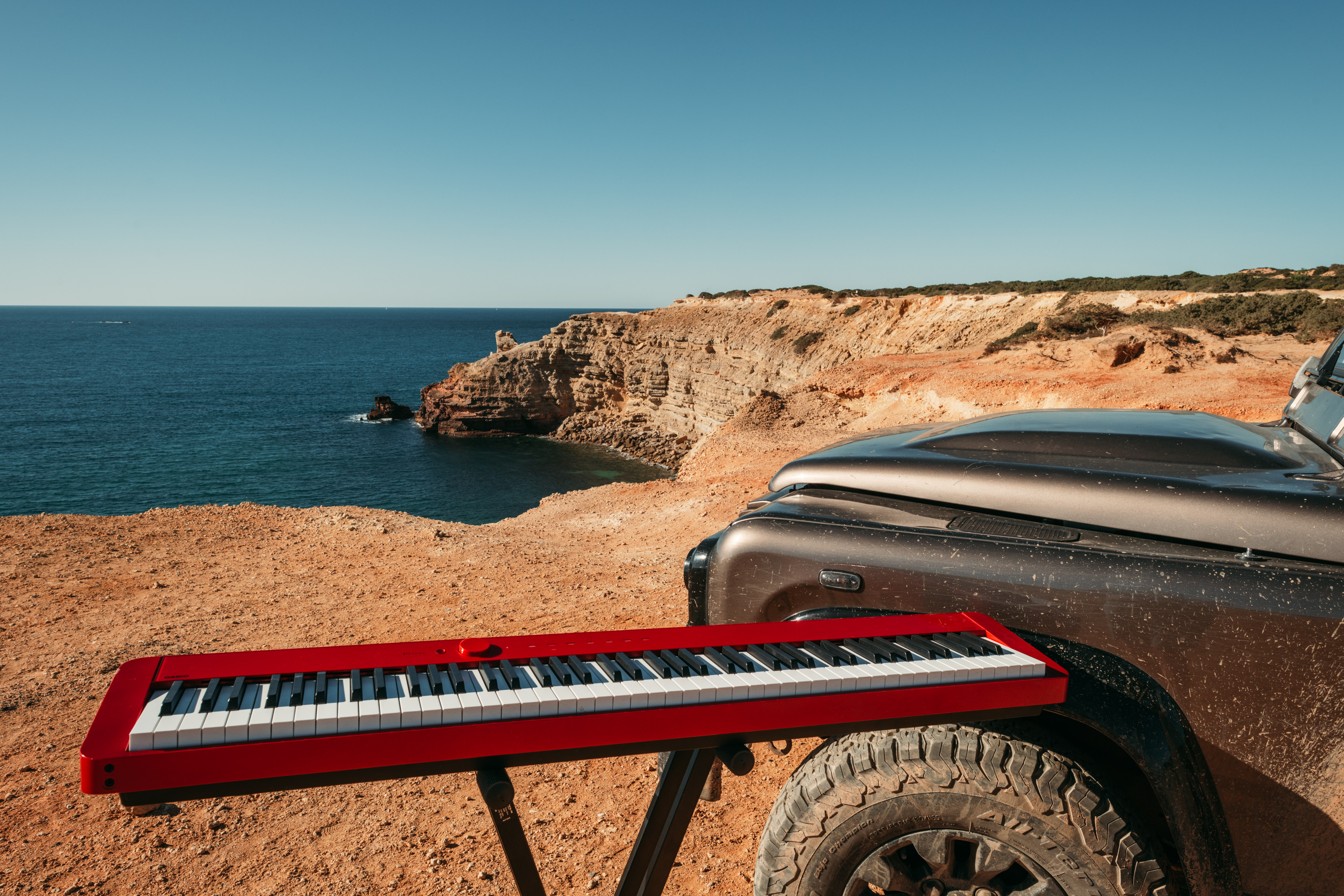 Klavier an portugiesischer Küste mit Landrover - Piano.fit Geschichte und Entstehung
