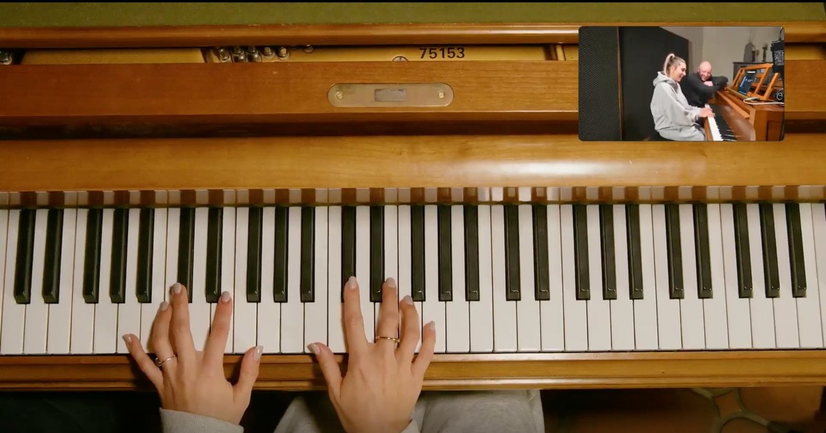 Schülerin und Lehrer spielen gemeinsam Klavier – Klavierunterricht in Brannenburg